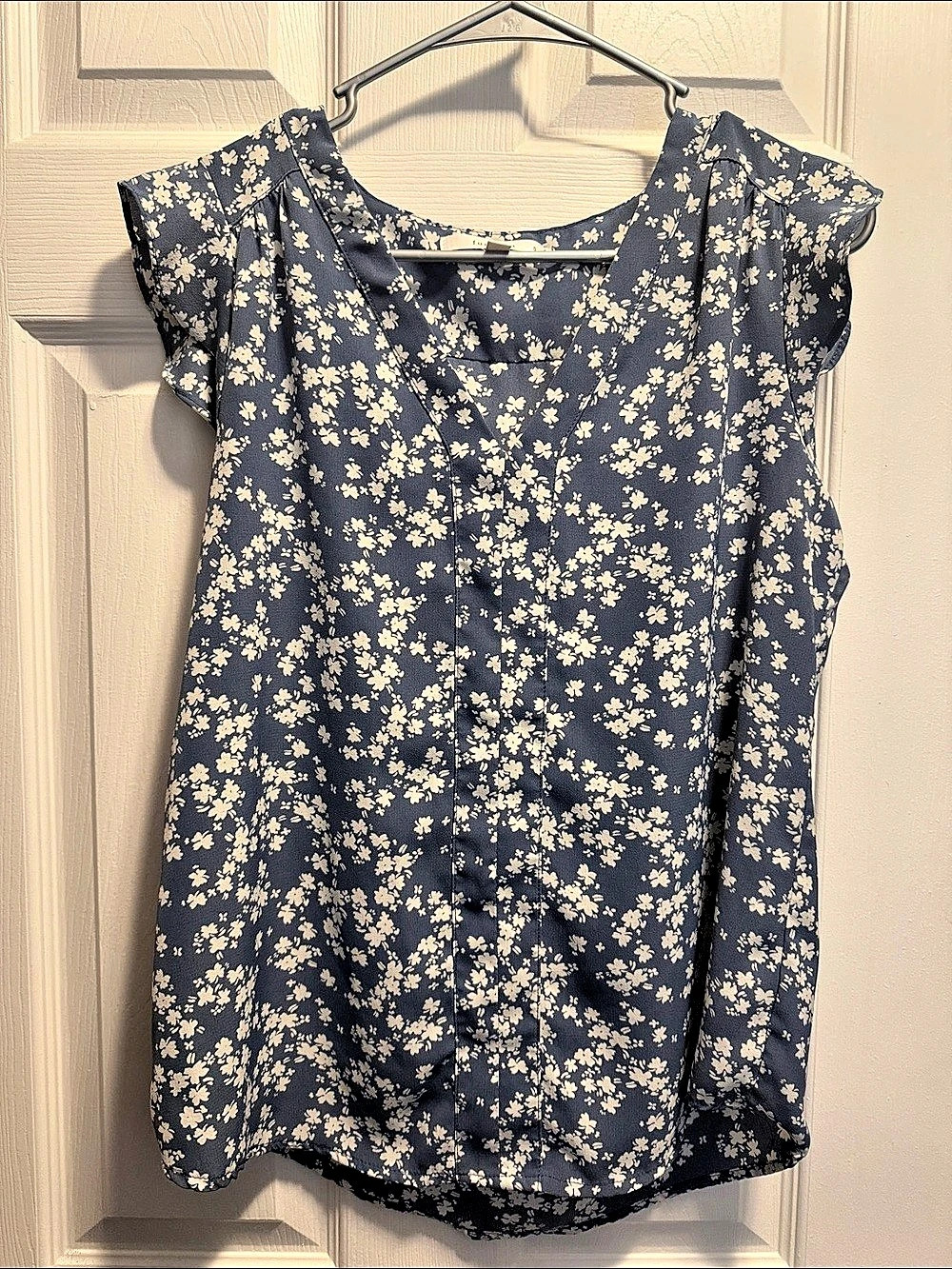 fun2fun Floral Blouse in Blue & White Size Small Like New